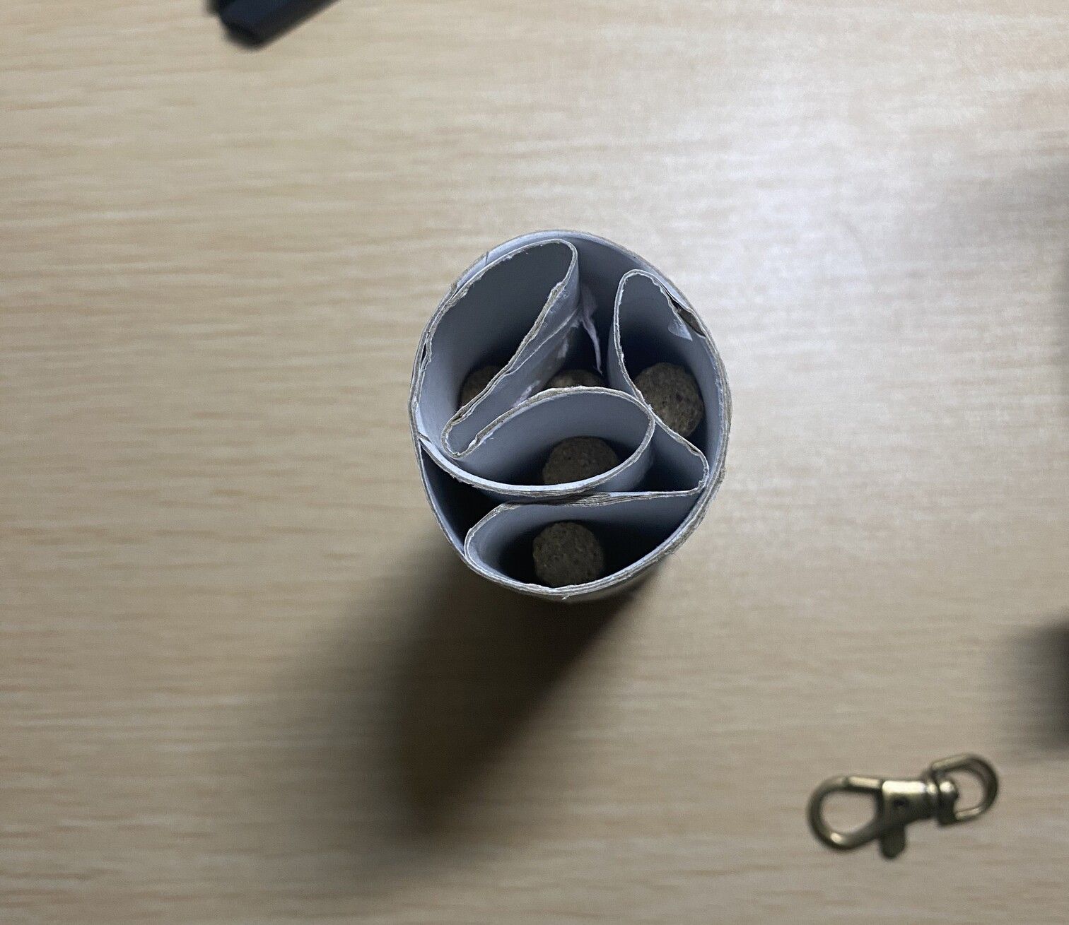 ペレットを詰め込んだトイレットペーパーの芯を上から見たもの