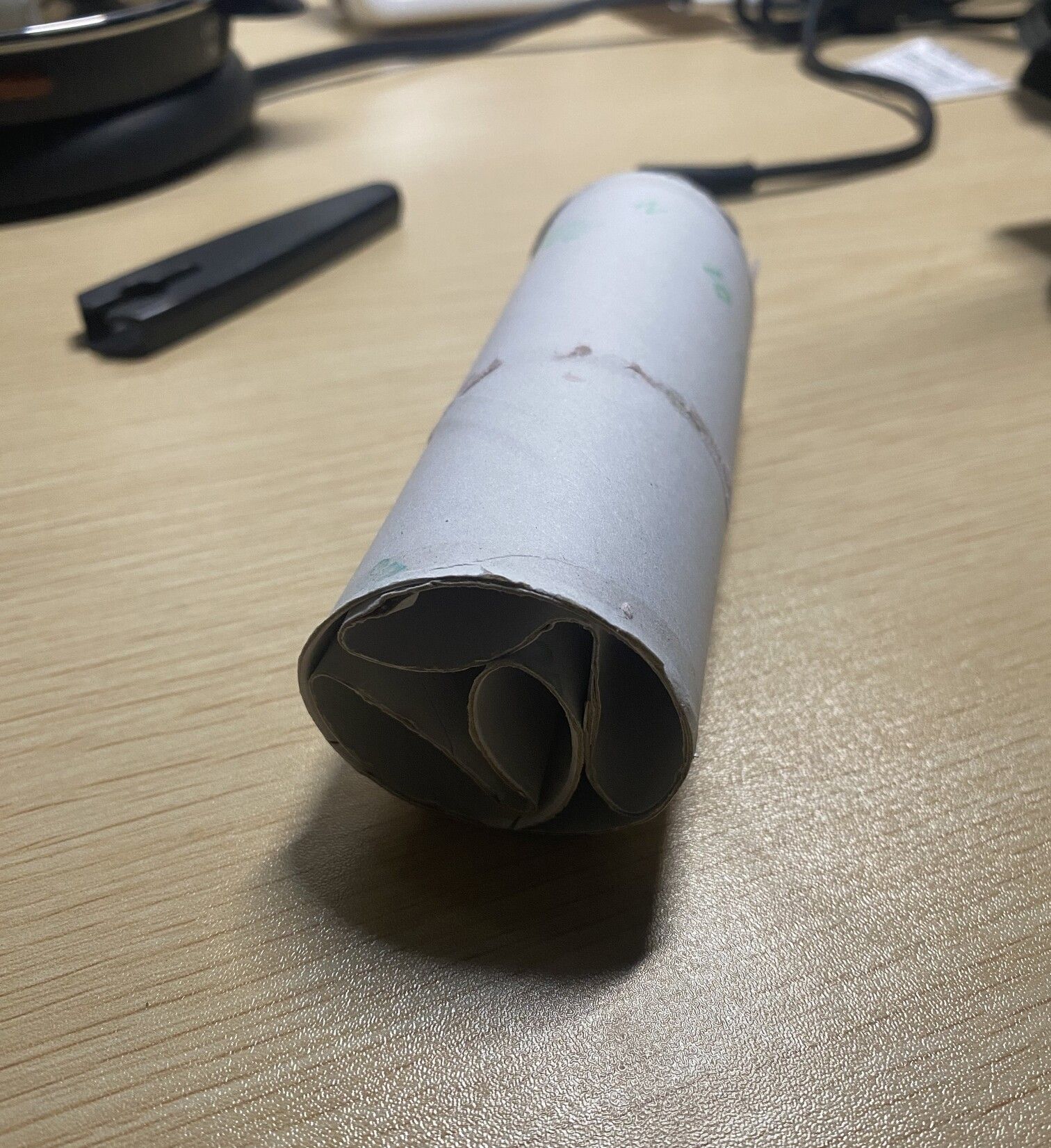 ペレットを詰め込んだトイレットペーパーの芯を斜め上から見たもの