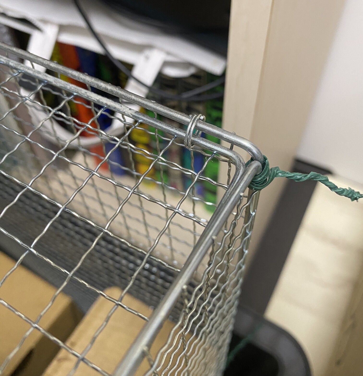 蝶番を二重リングにしたDIYケージの天井