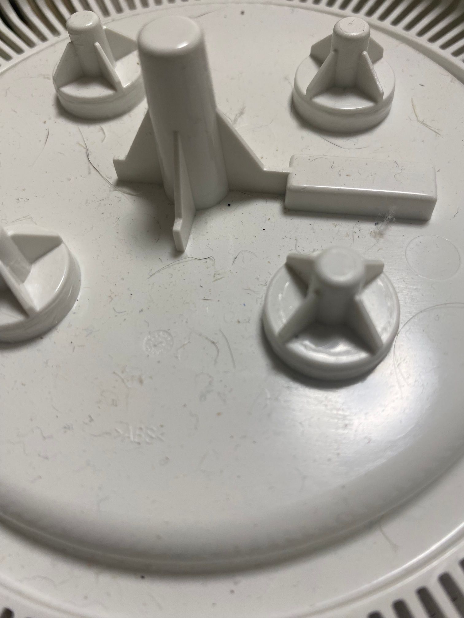 ネズミの毛がついた空気清浄機 (FU-TC01-W) のフタの内側