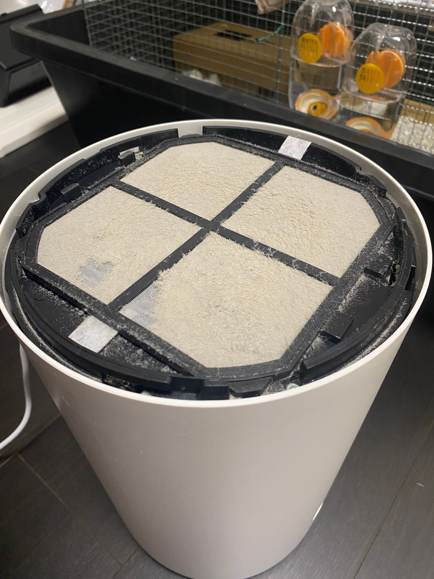 ホコリまみれの空気清浄機 (FU-TC01-W) のフィルター