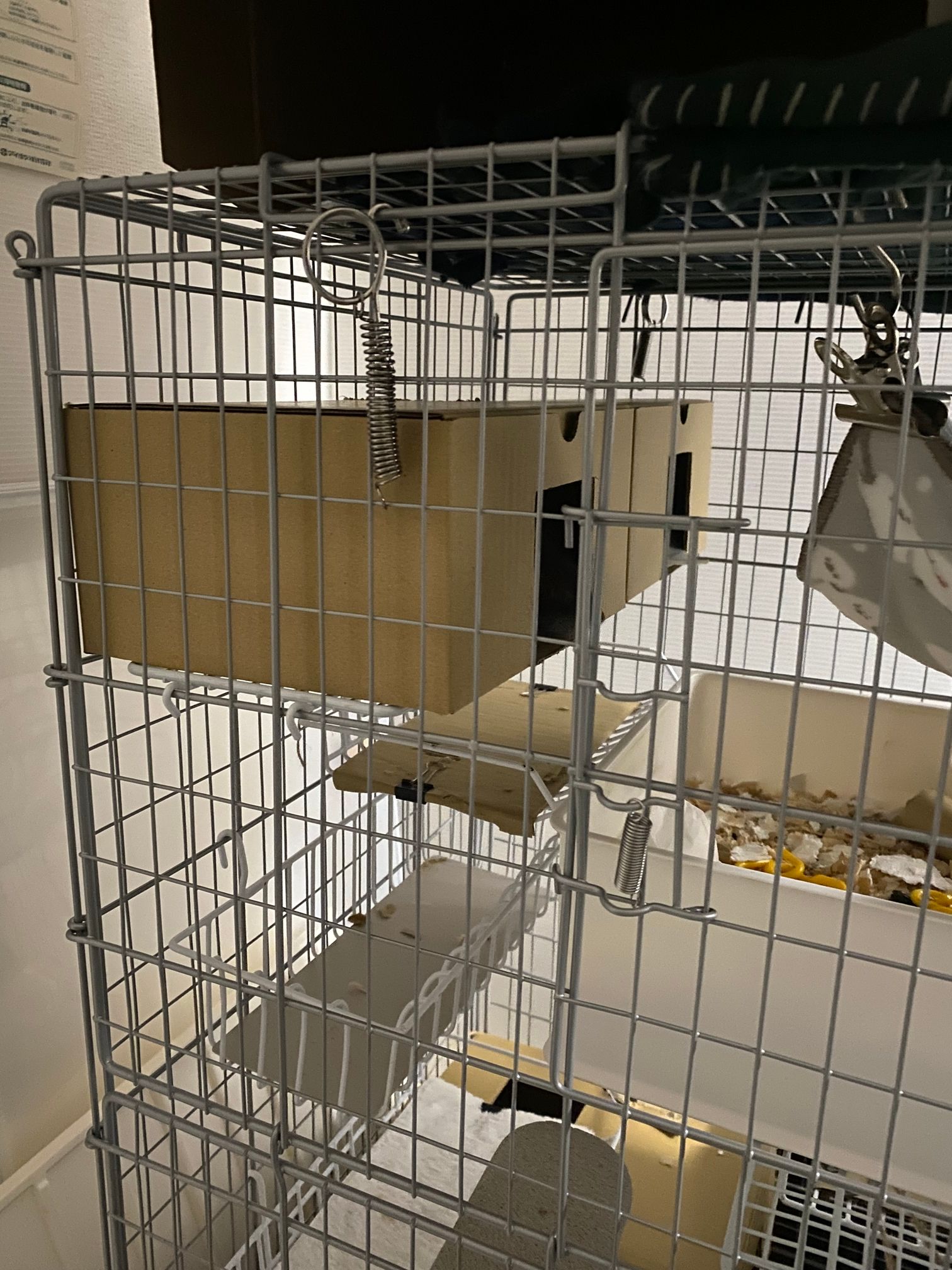 最上段の隠れ家の上の隙間が広くなった様子