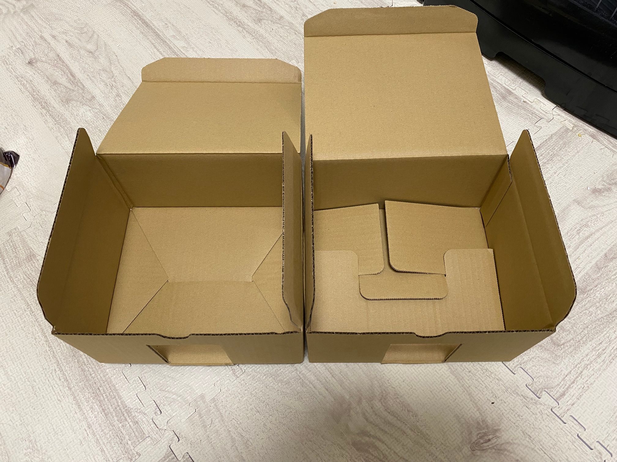 セリアのラッピングボックスの底の折り方比較 (上から見たもの。左側は今回の折り方、右側は本来の折り方)