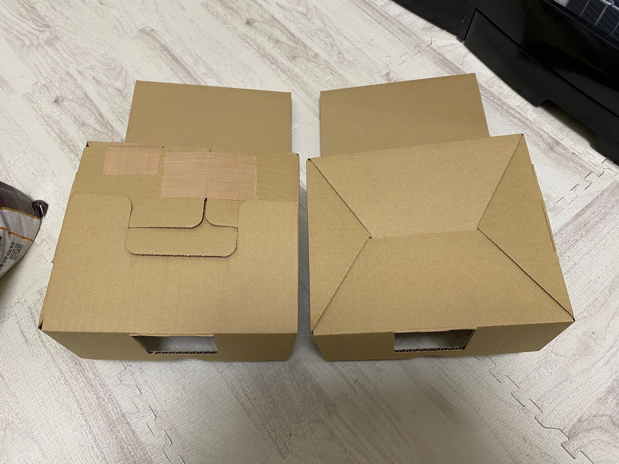 セリアのラッピングボックスの底の折り方比較 (底側から見たもの。左側は今回の折り方、右側は本来の折り方)